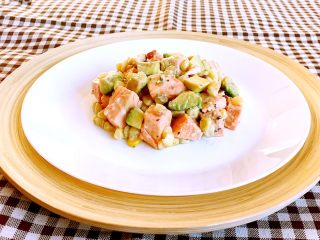 14、三文鱼牛油果沙拉,这道菜鲜香适宜，营养丰富，略带淡淡的辣根味道，口感独特！