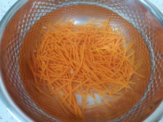 5、凉拌菠菜粉丝,胡萝卜丝放入煮过粉丝的热水里面烫一分钟，捞出过凉水，之后控一下水分备用。