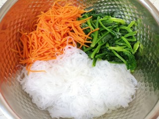 8、凉拌菠菜粉丝,准备好的粉丝、胡萝卜丝和菠菜一起放在盆里。
