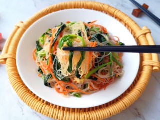 16、凉拌菠菜粉丝,尝一口，超级好吃。