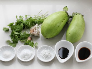 1、红烧茄条,准备好所需食材