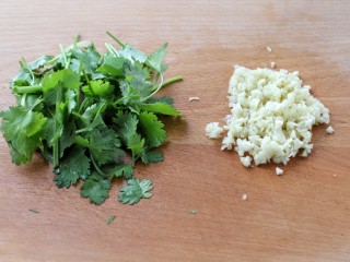 4、红烧茄条,香菜切小段、大蒜剁成蒜末