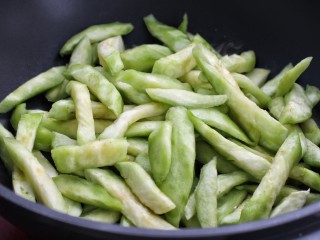 8、红烧茄条,锅中倒油烧热后放入茄条来回的翻炒