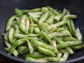 9、红烧茄条,翻炒约5分钟至茄子变软