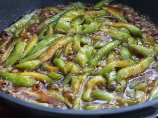 11、红烧茄条,改中火炖煮3-5分钟