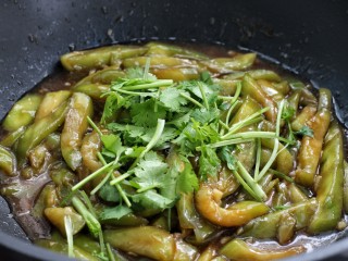 12、红烧茄条,放入香菜段