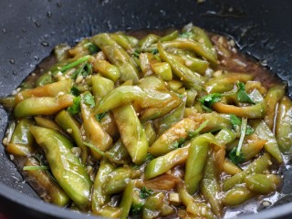 13、红烧茄条,改大火快速翻炒收汁即可