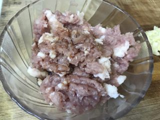 1、蒜泥肉末茄子,肉剁成肉糜，放入少许生抽腌制