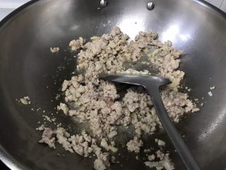 5、蒜泥肉末茄子,翻炒均匀