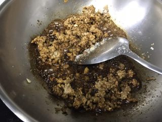 7、蒜泥肉末茄子,加少许糖，翻炒