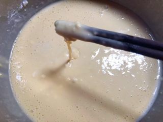 4、正宗小酥肉,粉浆调成这种状态就可以，筷子提起来呈直线状态，把调好的粉浆放在一边发酵一会。