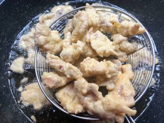 8、正宗小酥肉,把炸好的小酥肉捞起来沥干油，待油温升高，再复炸一分钟，炸好捞起来沥干油就可以了。