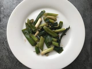 3、孔雀开屏鱼,盘子内摆上葱丝姜丝（家里的姜没有了）。