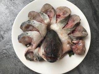 4、孔雀开屏鱼,上面如图摆上鱼，头部也摆上。