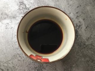 6、孔雀开屏鱼,剩下的一半调料放在碗里拌匀，如果地方够可以提前调好一起放蒸锅里蒸。
