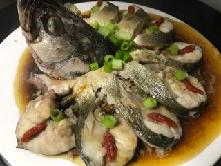 8、孔雀开屏鱼,5分钟后关火，在相应位置摆上枸杞和葱花，虚火蒸2分钟。（就是放锅里利用余温蒸）