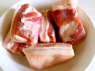 1、红烧肉,五花肉洗净，剃净猪毛。