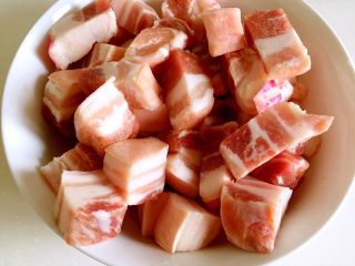 2、红烧肉,切2厘米左右的方块。