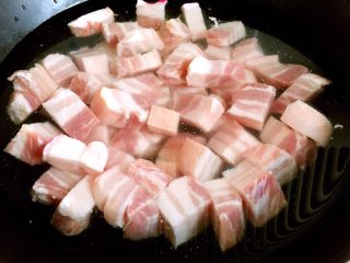 3、红烧肉,凉水下锅，焯去血沫。