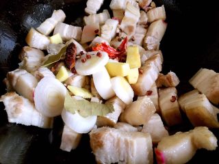 7、红烧肉,放入调料翻炒片刻。