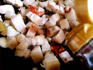 9、红烧肉,倒入酱油。