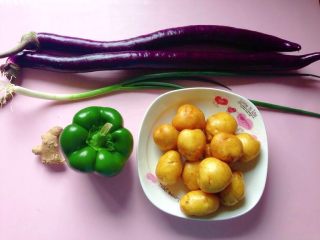 1、地三鲜,准备好所需食材。