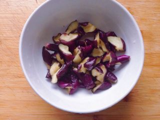 7、地三鲜,茄子稍用点力挤去水分。