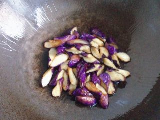 9、地三鲜,接着放入茄子炸至金黄捞出。