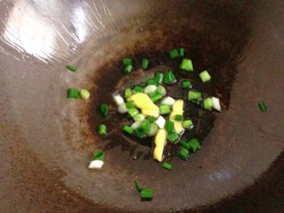 10、地三鲜,不需再倒油，底油就够了，放入姜葱碎煸香。