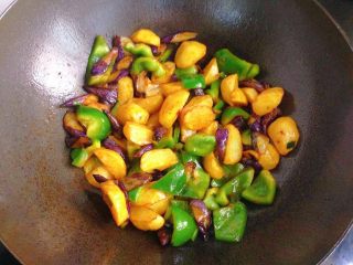 12、地三鲜,接着放入茄子和土豆块煸炒均匀