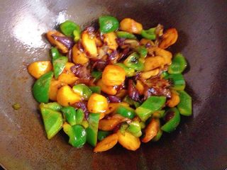 14、地三鲜,翻炒均匀即可出锅。