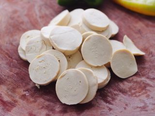 2、豆腐卷凉拌三椒,把豆腐卷洗净后，先用刀切成薄片。