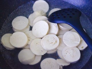 3、豆腐卷凉拌三椒,锅中倒入适量的清水烧开后，把豆腐卷放入锅中焯一下，看见豆腐卷变软的时候，捞出沥干水分。