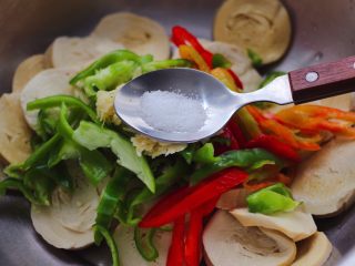 7、豆腐卷凉拌三椒,先根据个人口味，加入适量的盐调味。