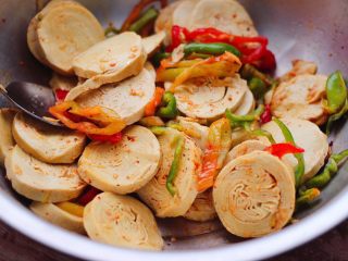 13、豆腐卷凉拌三椒,用筷子把所有的食材和调料混合拌匀即可。