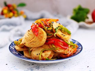 15、豆腐卷凉拌三椒,一人吃一盘不够吃哟。