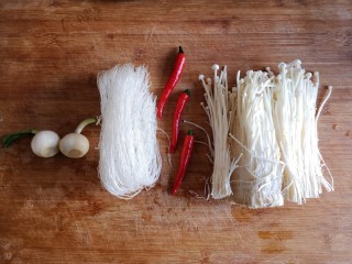 1、蒜蓉粉丝蒸金针菇——快手下饭就靠它,准备食材。