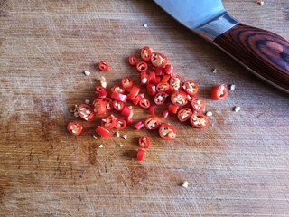 5、蒜蓉粉丝蒸金针菇——快手下饭就靠它,小米辣洗净切圈。