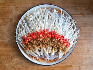 13、蒜蓉粉丝蒸金针菇——快手下饭就靠它,在摆上小米辣圈。