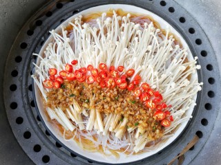 14、蒜蓉粉丝蒸金针菇——快手下饭就靠它,上锅隔水蒸，开锅后8分钟即可。