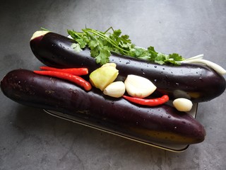 2、手撕茄子（内附万能凉拌汁做法）,准备食材，洗净。