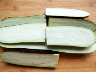 3、手撕茄子（内附万能凉拌汁做法）,茄子对半切开，再切两段。