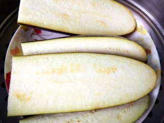 4、手撕茄子（内附万能凉拌汁做法）,放入蒸锅蒸熟。