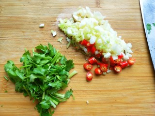 5、手撕茄子（内附万能凉拌汁做法）,大蒜生姜切丁，小米椒切圈，香葱，香菜切段。