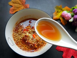 12、手撕茄子（内附万能凉拌汁做法）,一勺小麻油。