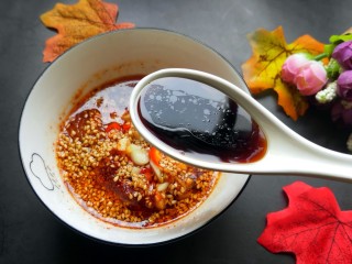 13、手撕茄子（内附万能凉拌汁做法）,两勺生抽。