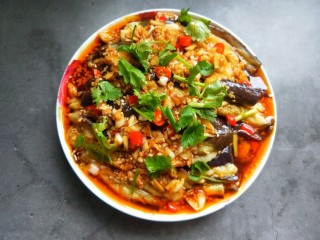 17、手撕茄子（内附万能凉拌汁做法）,将凉拌汁倒入茄子中。