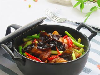 12、五花肉炒蒜薹,装盘,美味即享