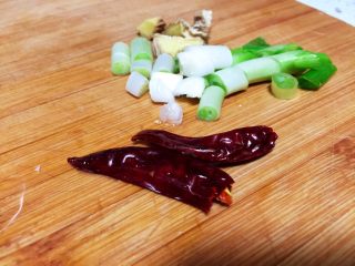 2、红烧肉,准备配料