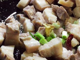 6、红烧肉,放入配料翻炒